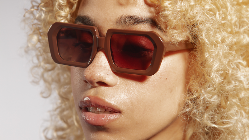 Lunettes de soleil tendance par Gamine NYC, idéales pour protéger vos yeux avec style. Trendy sunglasses by Gamine NYC, ideal for stylish eye protection.