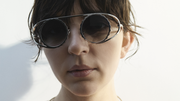 Lunettes de soleil créateur Gamine x Persta, en titane léger et plaqué or, alliant confort et style haut de gamme. Designer Gamine x Persta glasses, featuring lightweight titanium and gold plating, combining comfort and high-end style. Trends summer 2024 vintage 