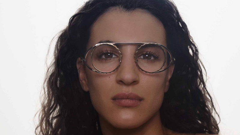 Gamine x Persta lightweight titanium and gold platinum plated sunglasses, offering exceptional durability and a refined design. Lunettes Gamine x Persta titane plaqué platine  et or 18k , un mélange parfait de luxe et de confort.