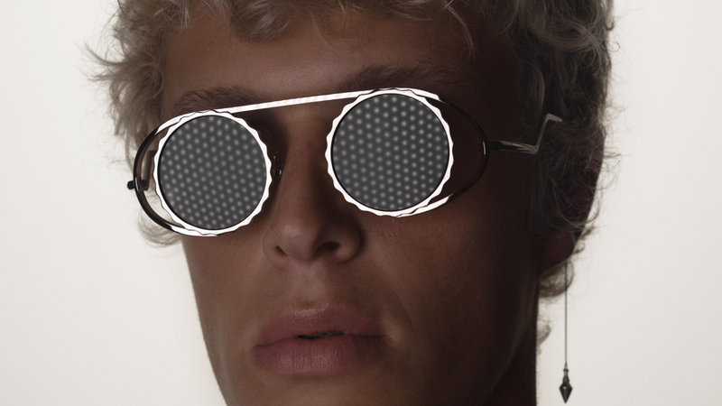 Gamine x Persta lightweight titanium and platinum plated sunglasses, offering exceptional durability and a refined design. Lunettes Gamine x Persta titane plaqué platine 18k , un mélange parfait de luxe et de confort.