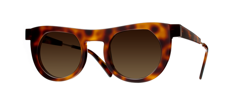 Boavista model by Gamine NYC combine simplicity and classic cool. Stylish and vintage sunglasses in havana tortoise.